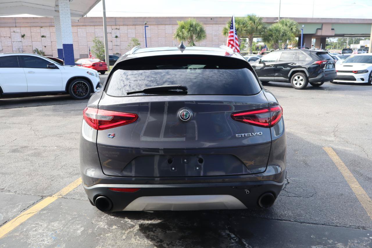 Used 2018 Alfa Romeo Stelvio AWD image 4