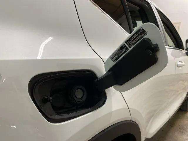 Used 2025 Volvo XC40 B5 Plus image 98