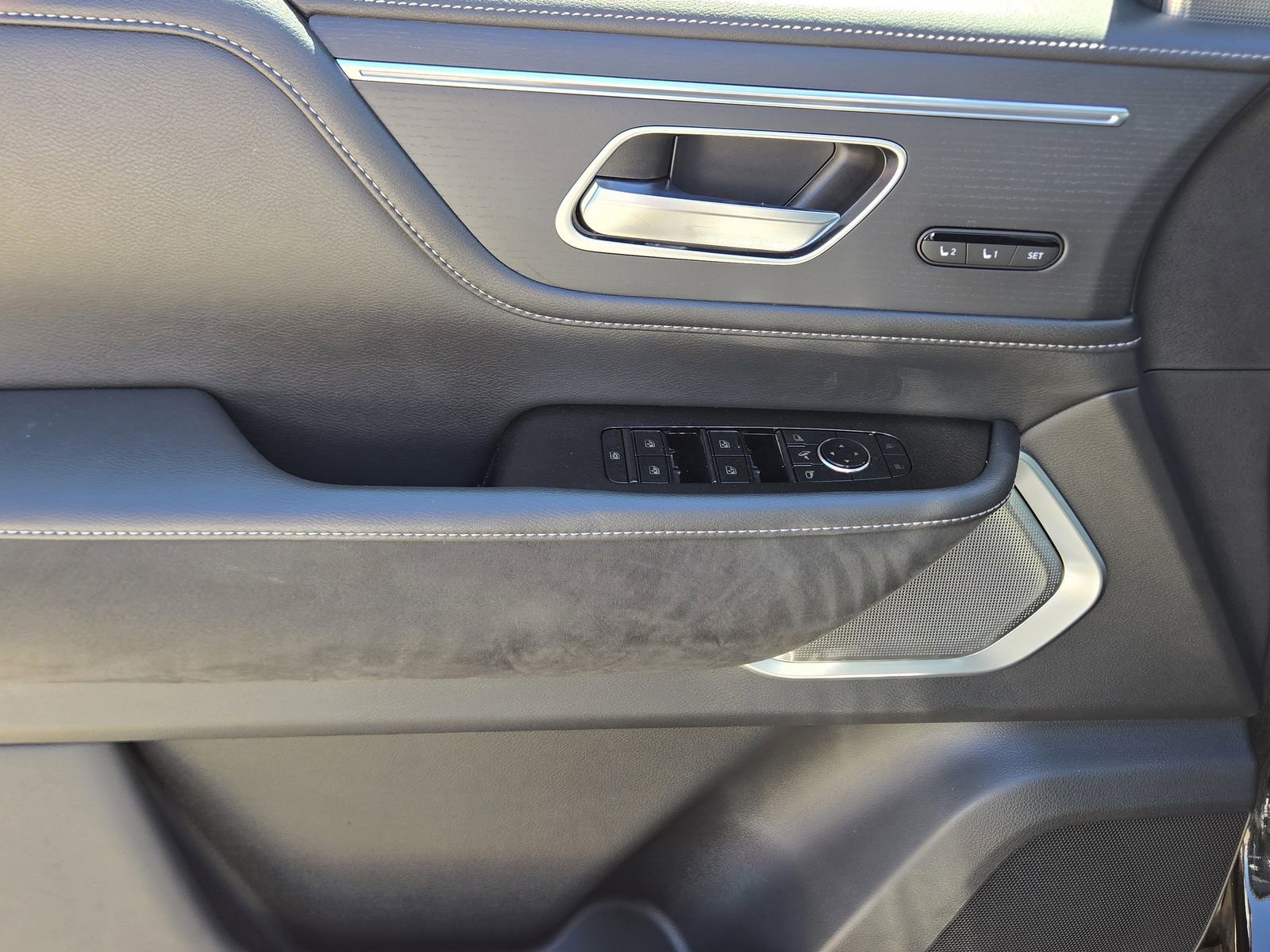 Used 2025 INFINITI QX80 Sensory image 29