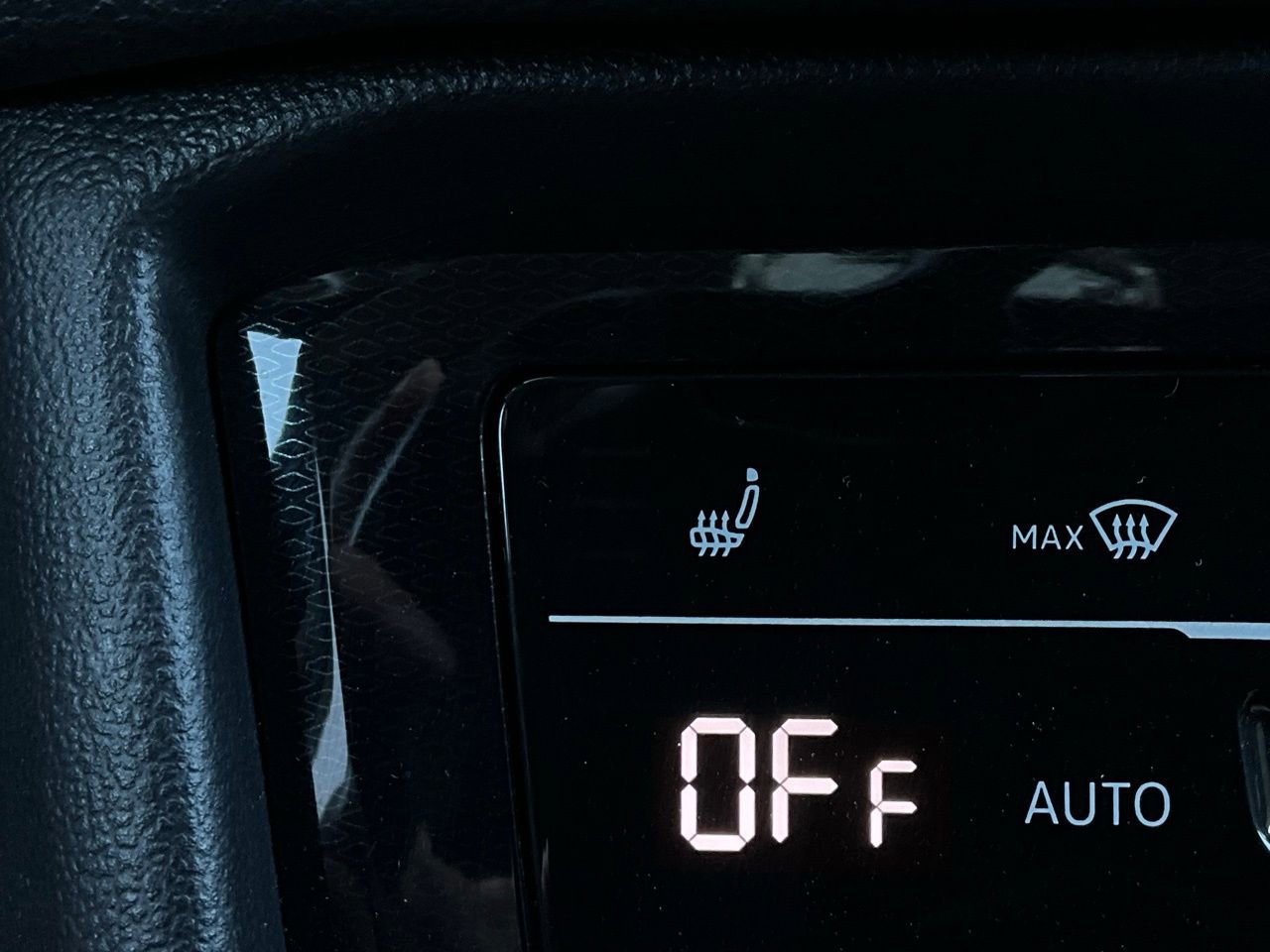 Used 2025 Volkswagen Taos SE image 29