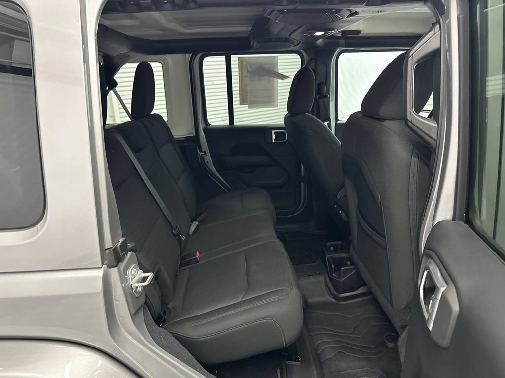 Used 2018 Jeep Wrangler Unlimited Sahara AWD/4WD image 15