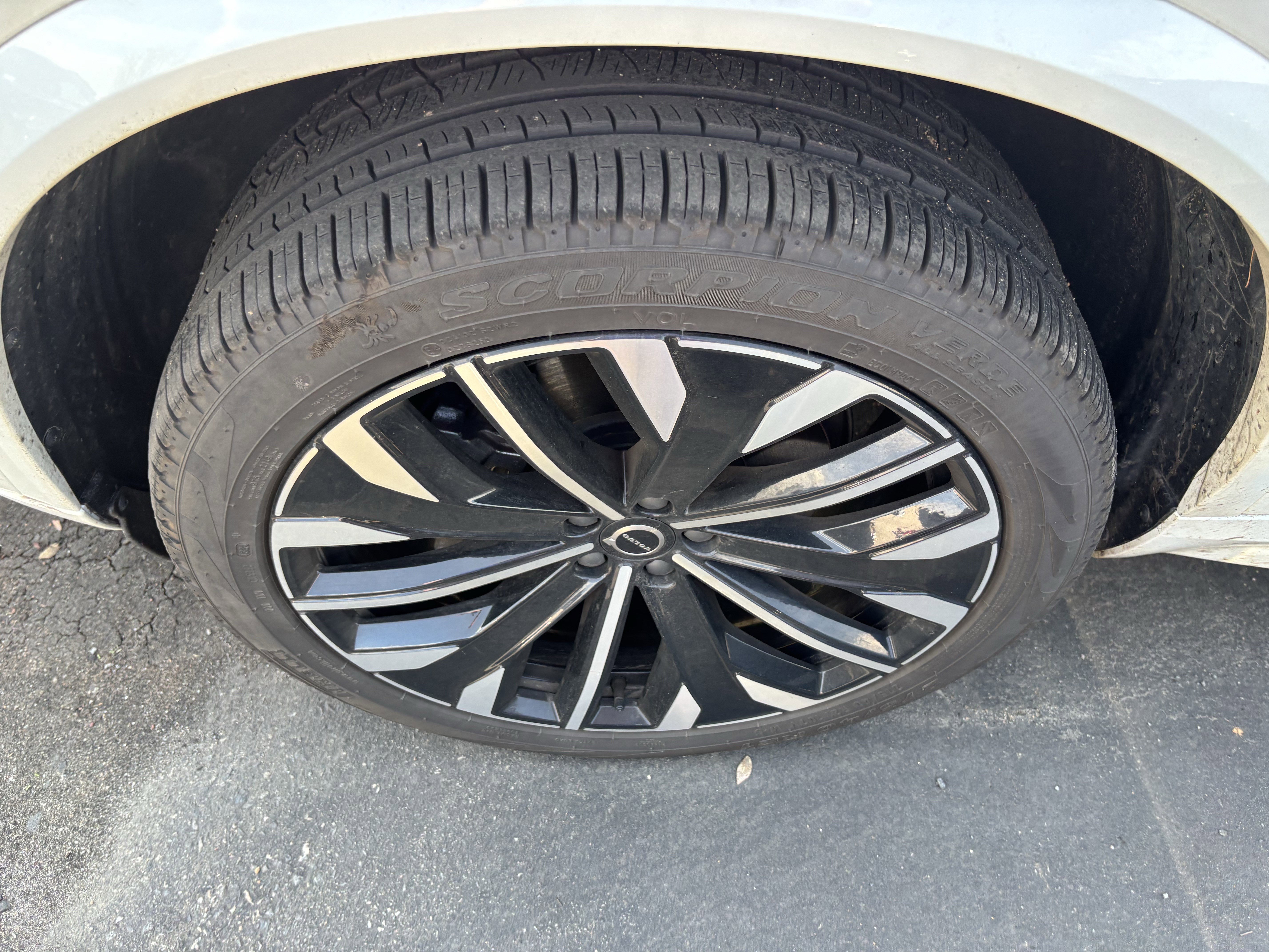 Used 2025 Volvo XC90 B6 Plus w/ Protection Package Premier image 13