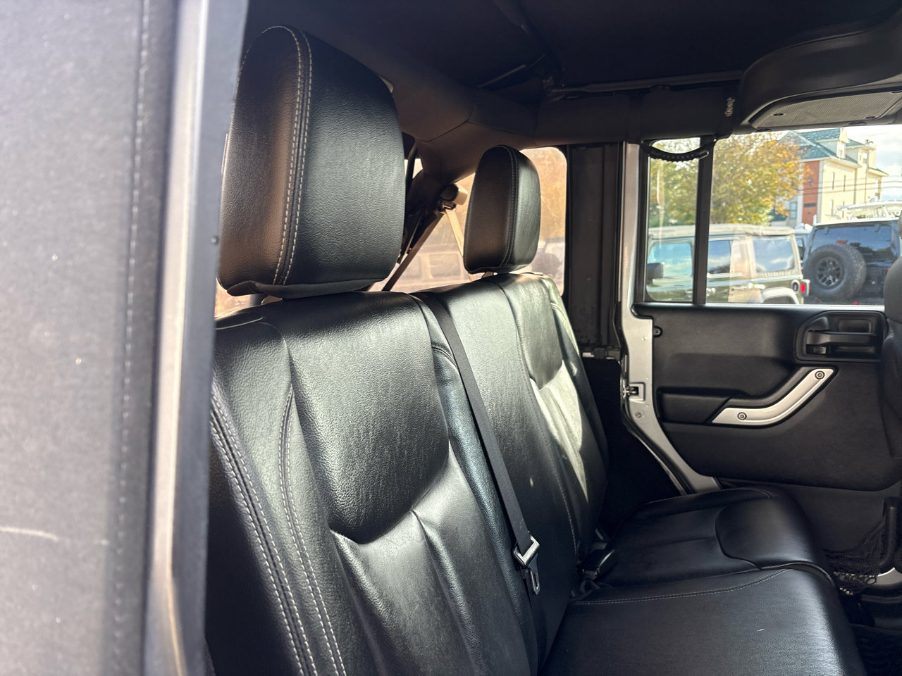 Used 2016 Jeep Wrangler Unlimited Rubicon image 11