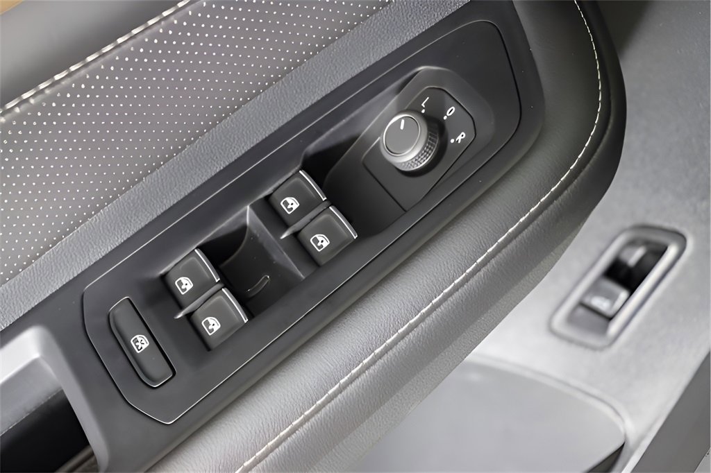 Used 2025 Volkswagen Atlas SE image 18