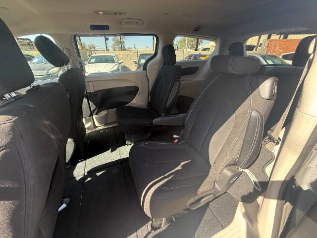 Used 2021 Chrysler Voyager LX image 15