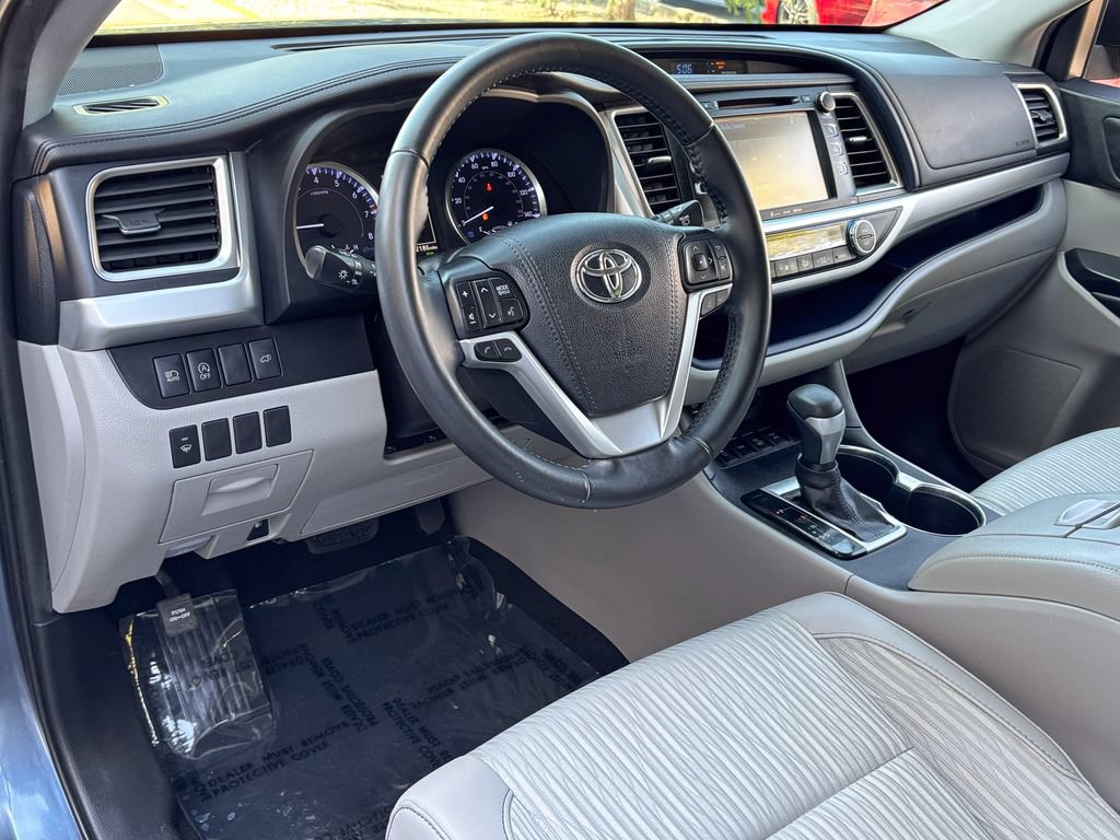 Used 2019 Toyota Highlander Plus AWD/4WD image 16