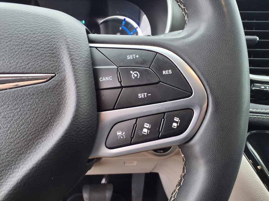 Used 2024 Chrysler Pacifica Select image 30