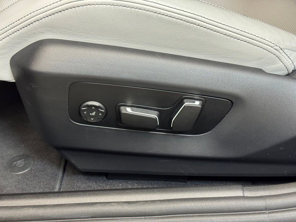 Used 2025 BMW M5 w/ Carbon Package image 12