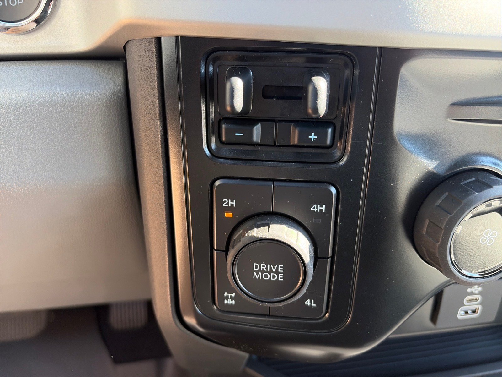 New 2026 Ford F250 XLT w/ XLT Premium Package AWD/4WD image 23