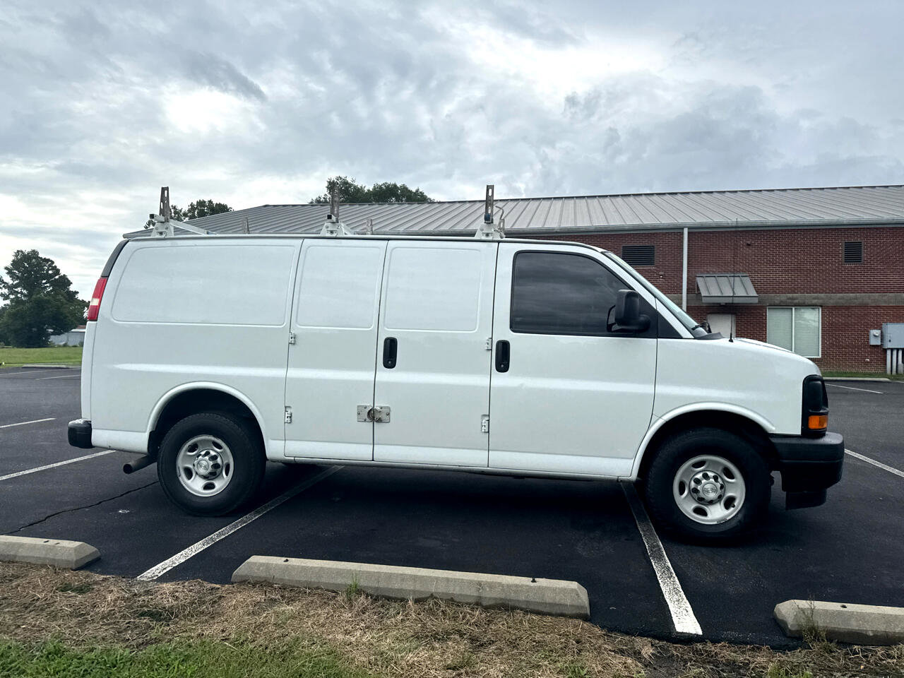 Used 2017 Chevrolet Express 2500 image 3