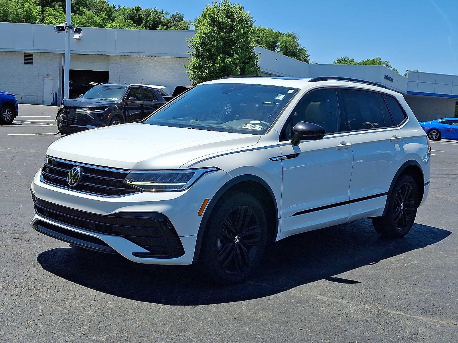 Used 2022 Volkswagen Tiguan SE R-Line AWD/4WD image 3