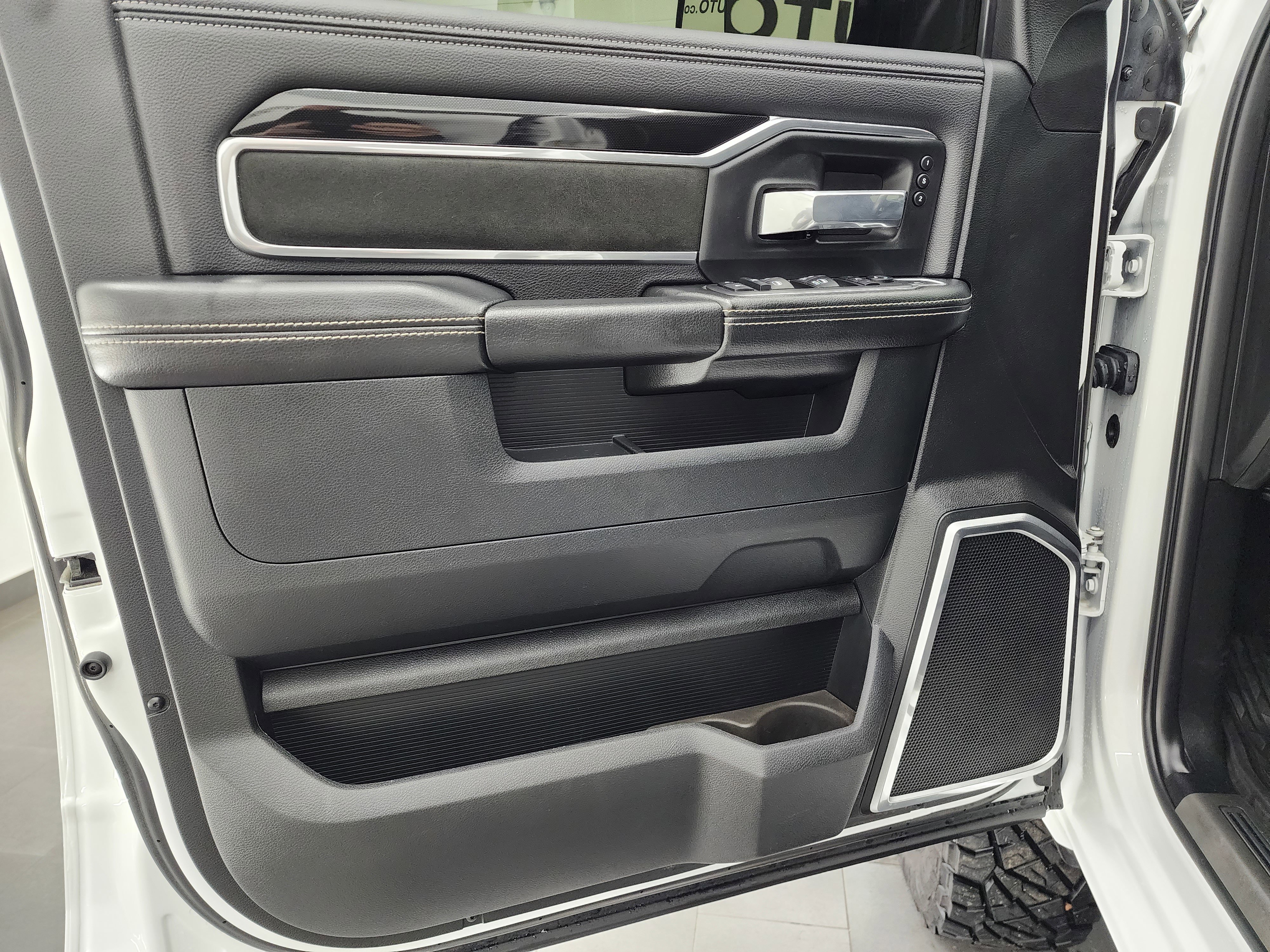 Used 2021 RAM 3500 Laramie w/ Night Edition image 40