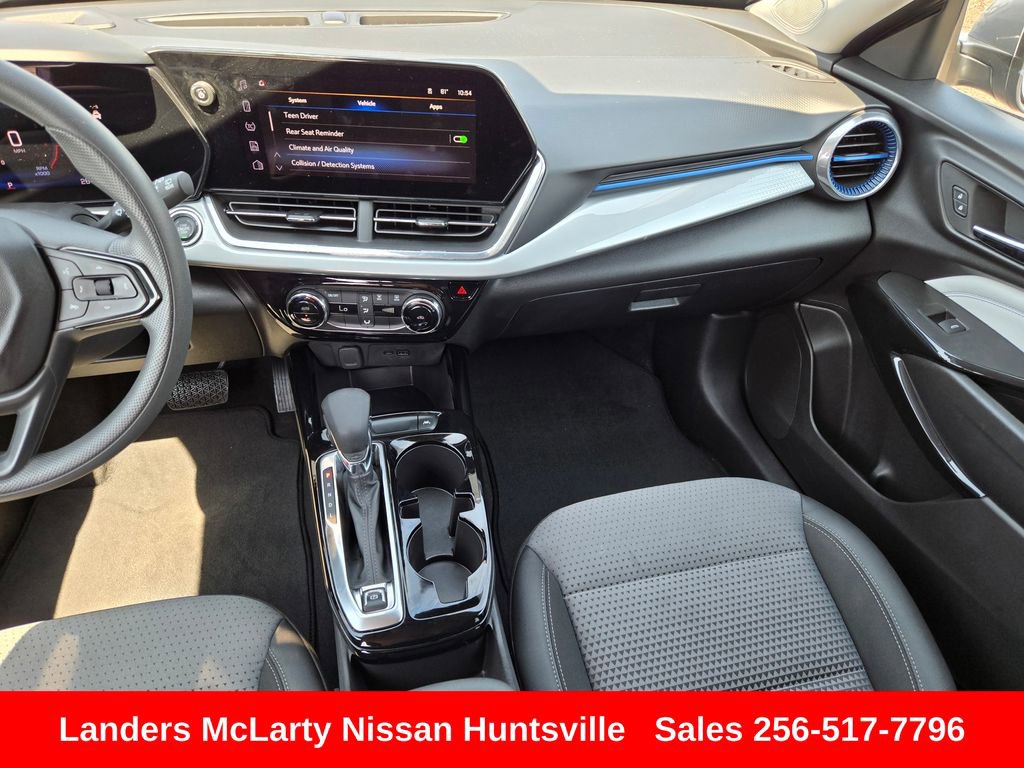 Used 2025 Chevrolet Trax LT FWD image 16