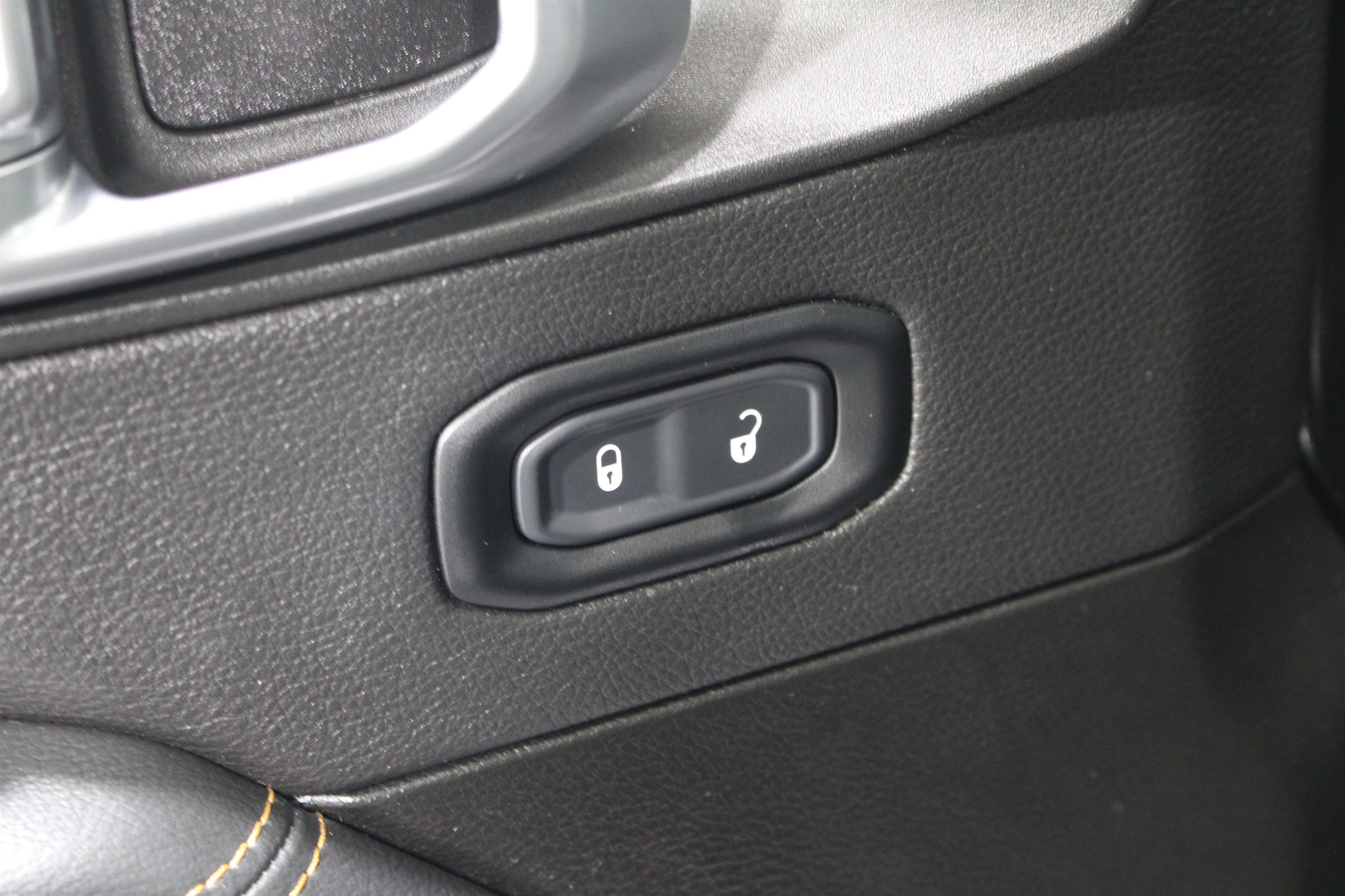 Used 2023 Jeep Gladiator Overland AWD/4WD image 7