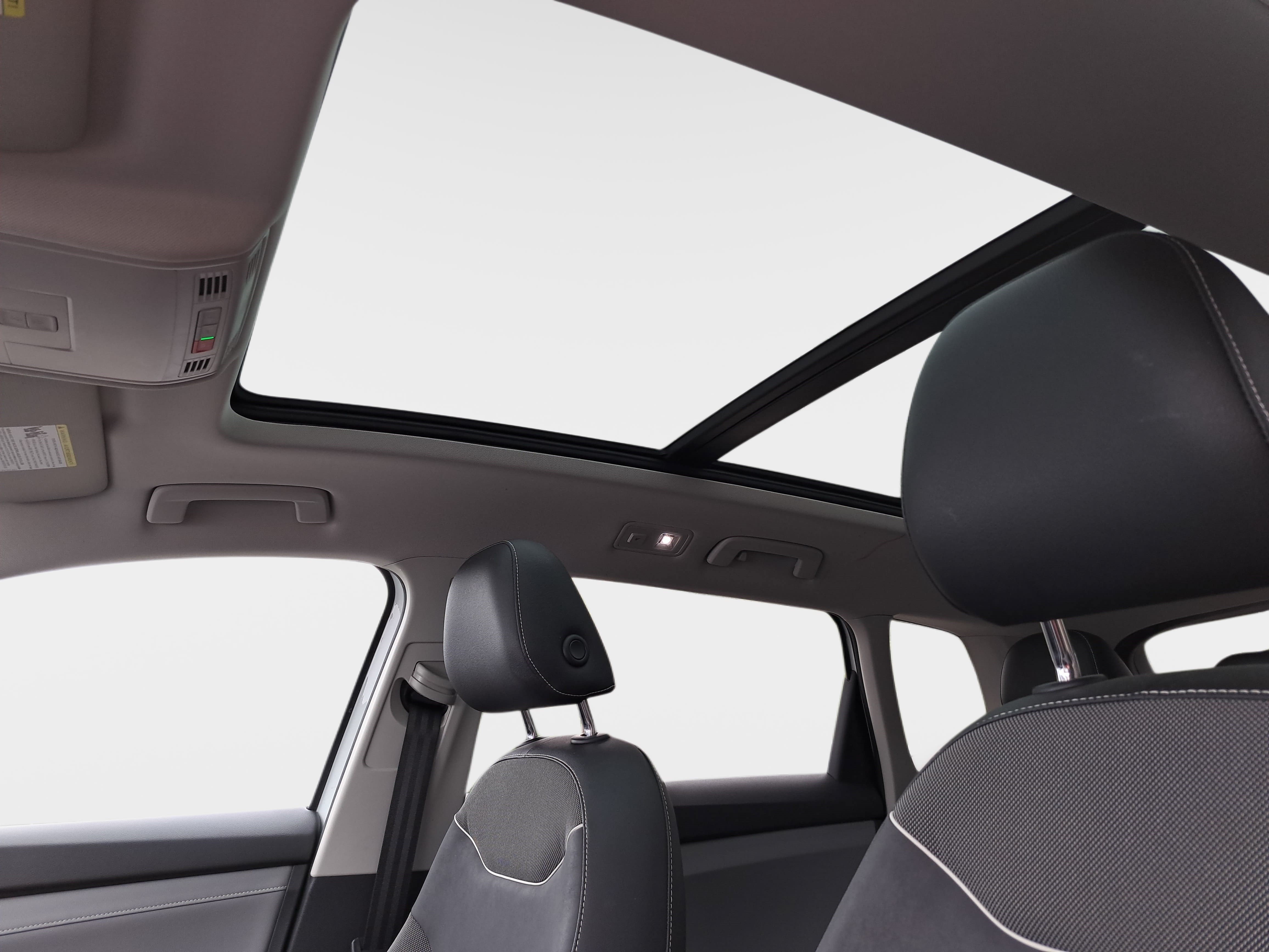 Used 2023 Volkswagen Taos SE w/ Panoramic Sunroof Package FWD image 27