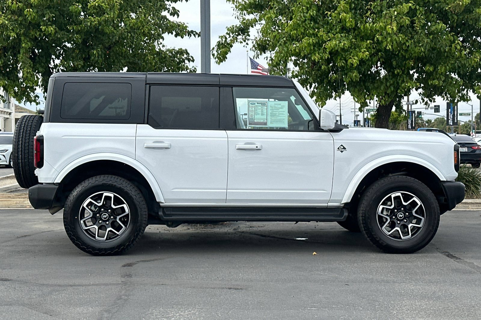 Used 2025 Ford Bronco Outer Banks AWD/4WD image 3