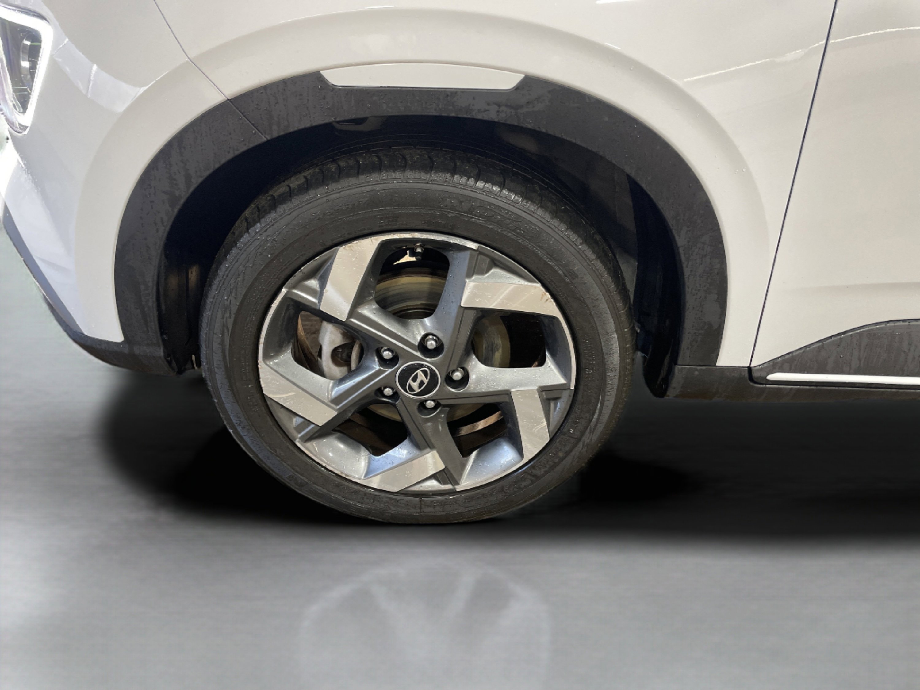 Used 2023 Hyundai Venue Limited w/ Cargo Package image 9