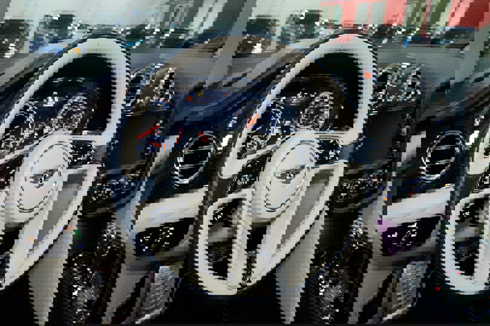 Used 2020 Bentley Bentayga V8 image 48