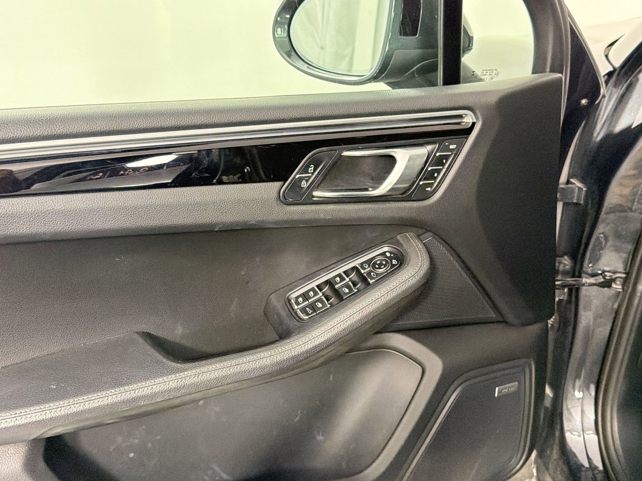 Used 2020 Porsche Macan AWD/4WD image 28