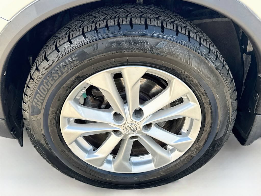 Used 2014 Nissan Rogue SV FWD image 38