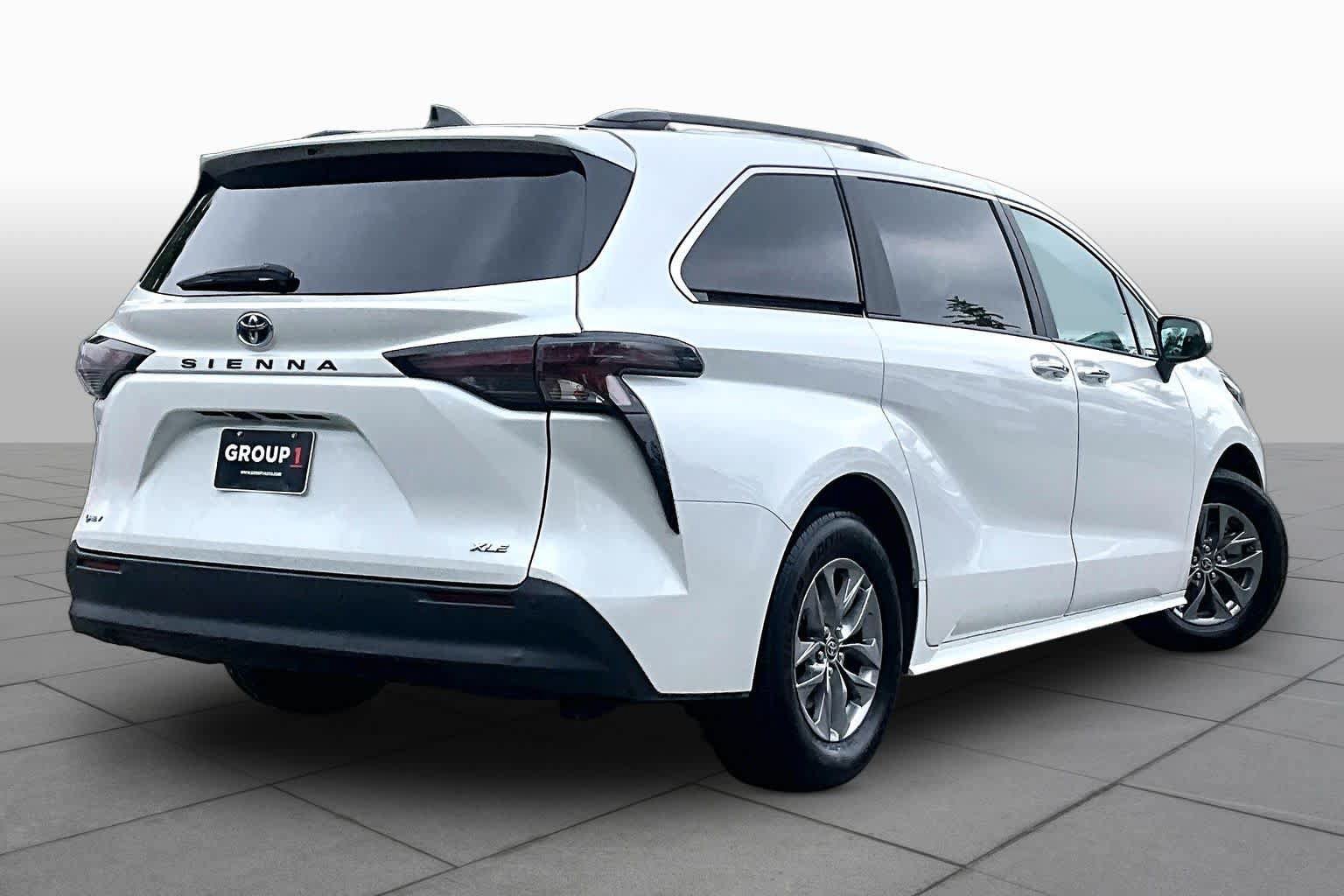 Used 2025 Toyota Sienna XLE FWD image 13