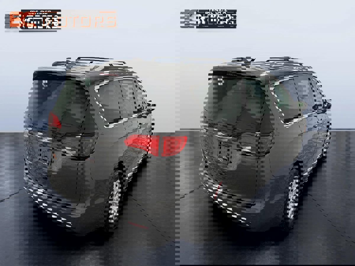 Used 2018 Chrysler Pacifica Touring-L image 6