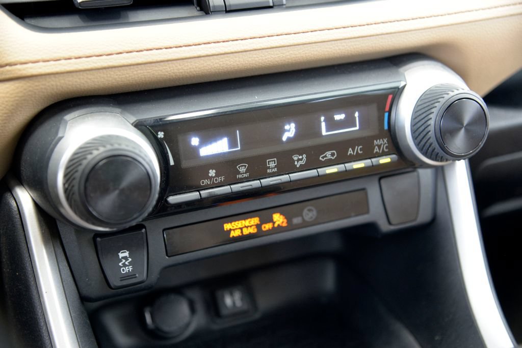 Used 2019 Toyota RAV4 LE FWD image 24