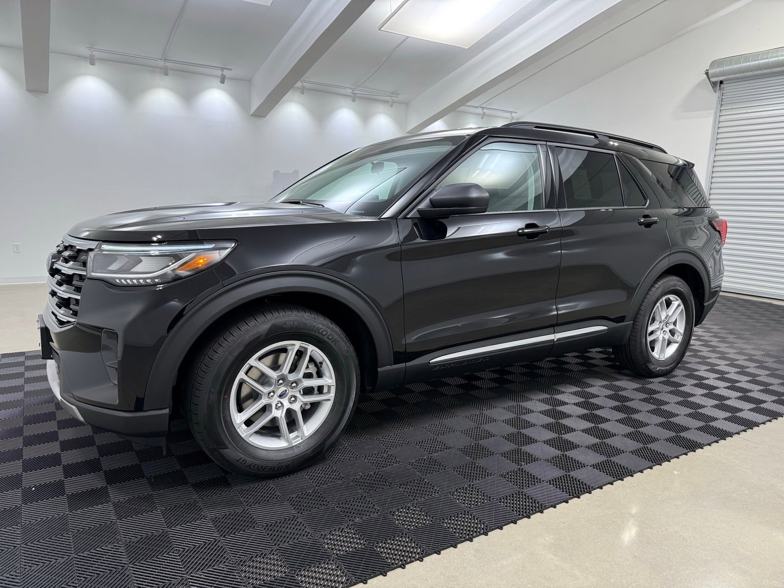 Used 2025 Ford Explorer Active w/ Active Comfort Package image 3