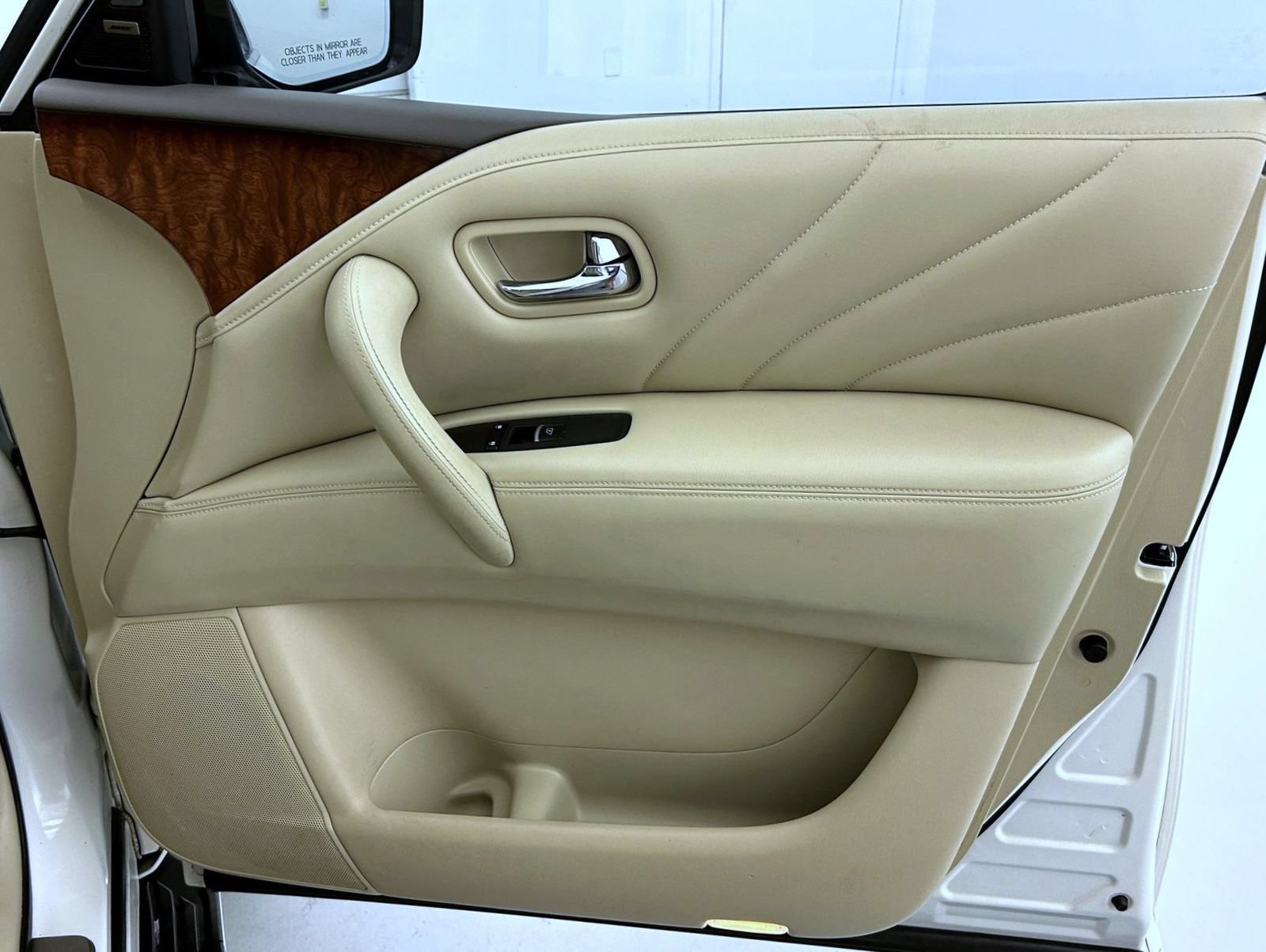 Used 2016 INFINITI QX80 4WD w/ Deluxe Technology Package image 16