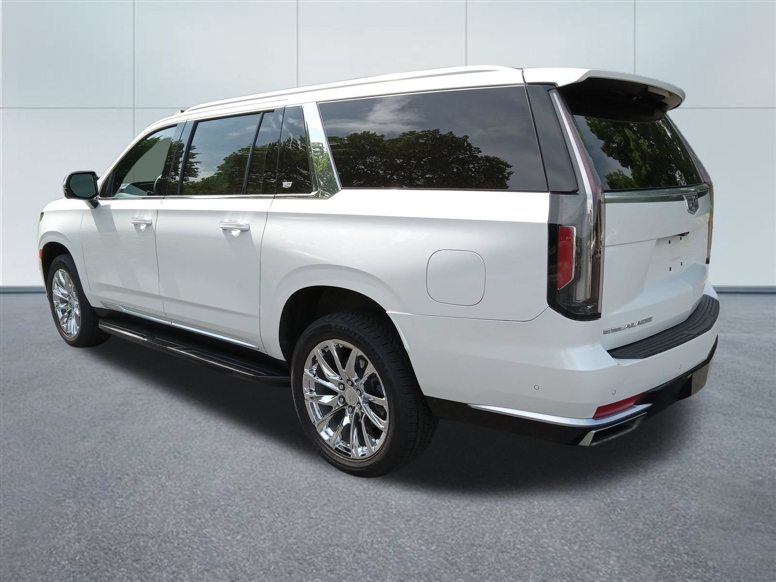 Used 2023 Cadillac Escalade ESV Premium Luxury w/ LPO, Radiant Package AWD/4WD image 3