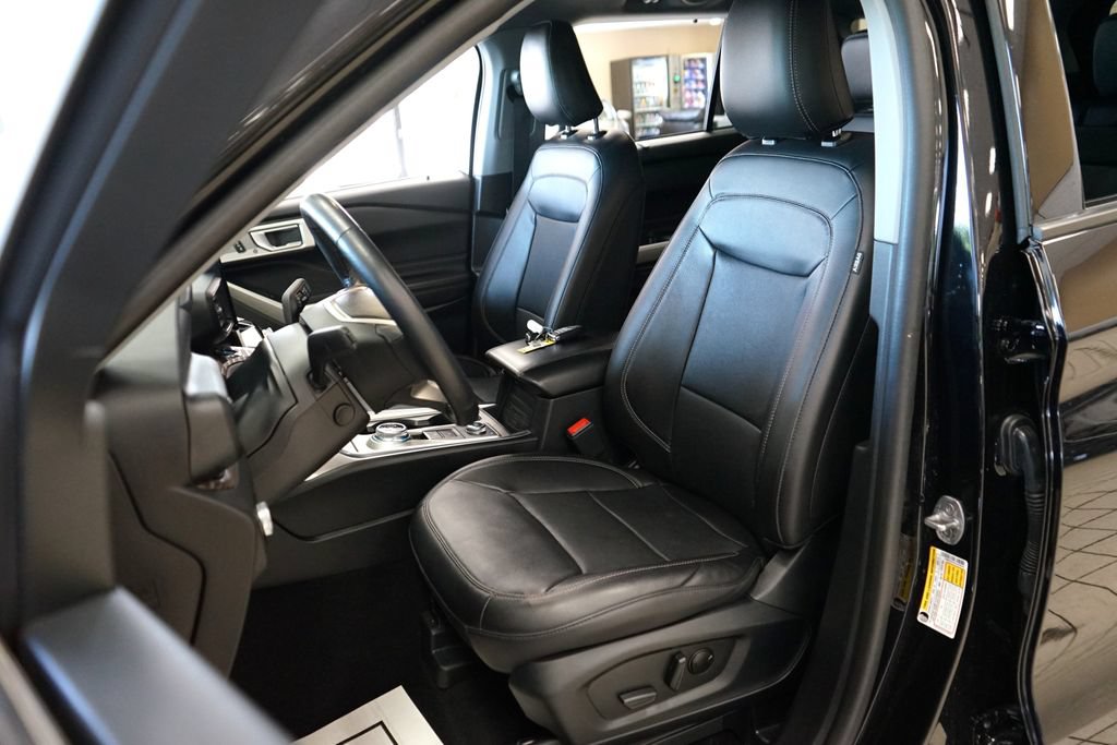 Used 2023 Ford Explorer Limited w/ Equipment Group 301A AWD/4WD image 2