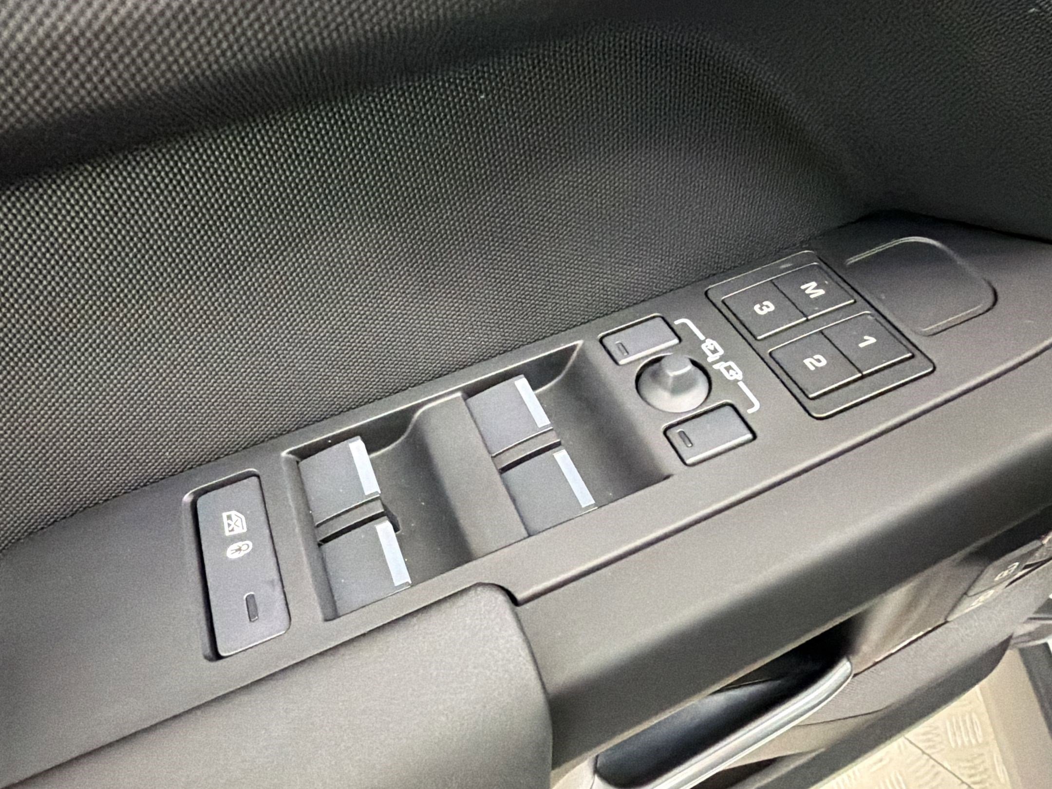 Used 2025 Land Rover Defender 110 S image 12