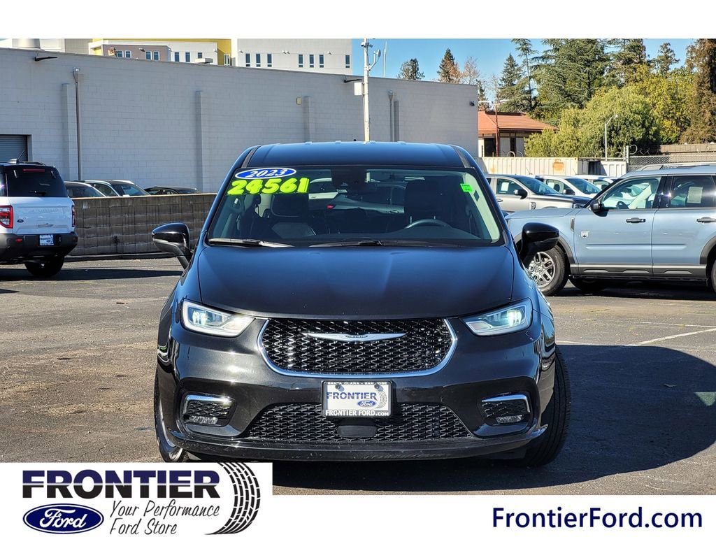 Used 2023 Chrysler Pacifica Touring-L image 3
