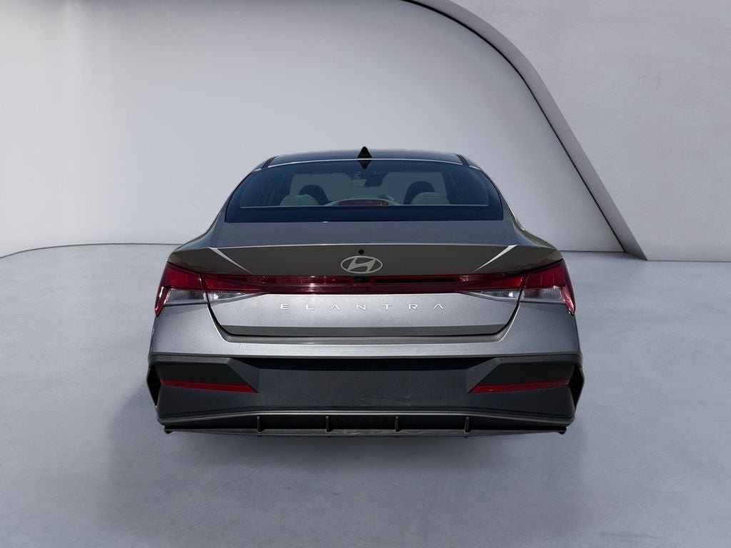 Used 2024 Hyundai Elantra SE FWD image 4