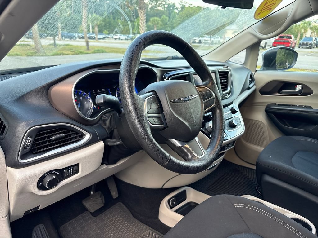 Used 2021 Chrysler Voyager LX FWD image 5