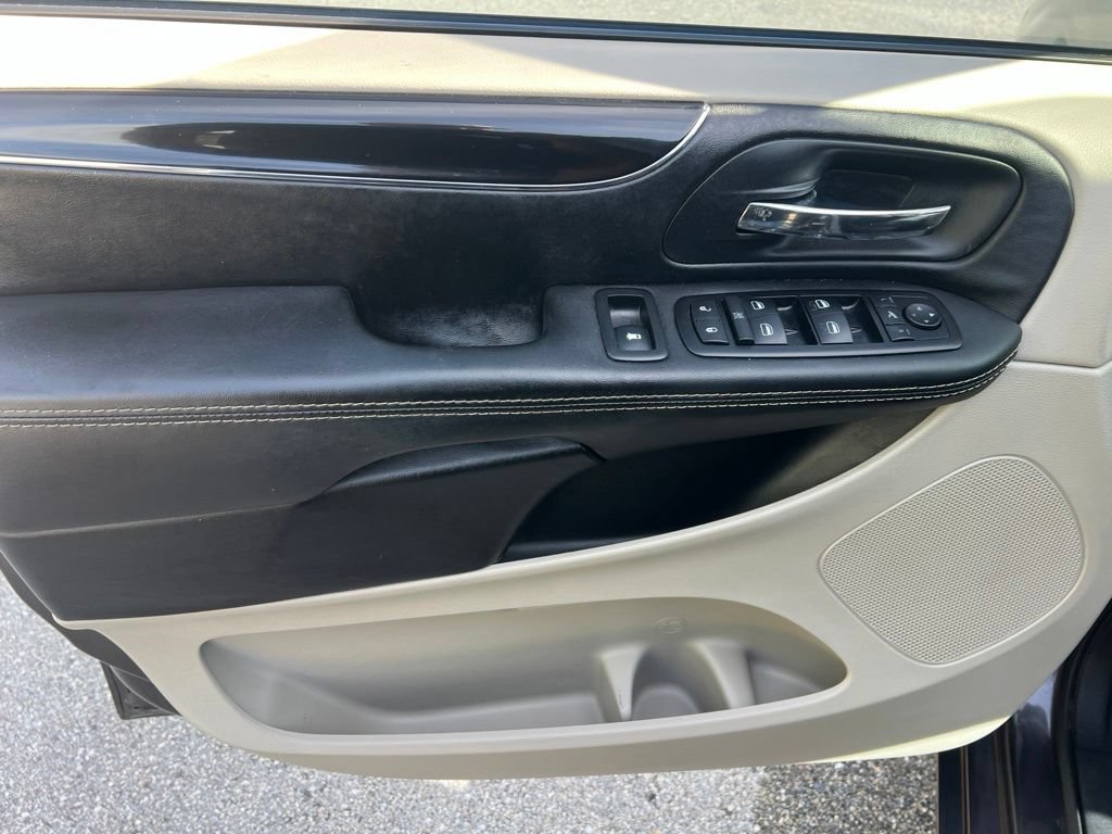 Used 2014 Chrysler Town & Country Touring-L FWD image 39