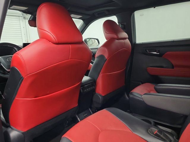 Used 2022 Toyota Highlander XSE FWD image 13