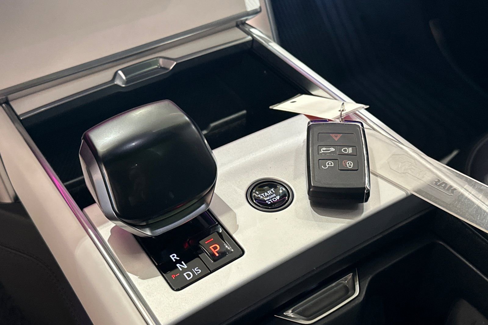 Used 2025 Land Rover Range Rover SV image 9