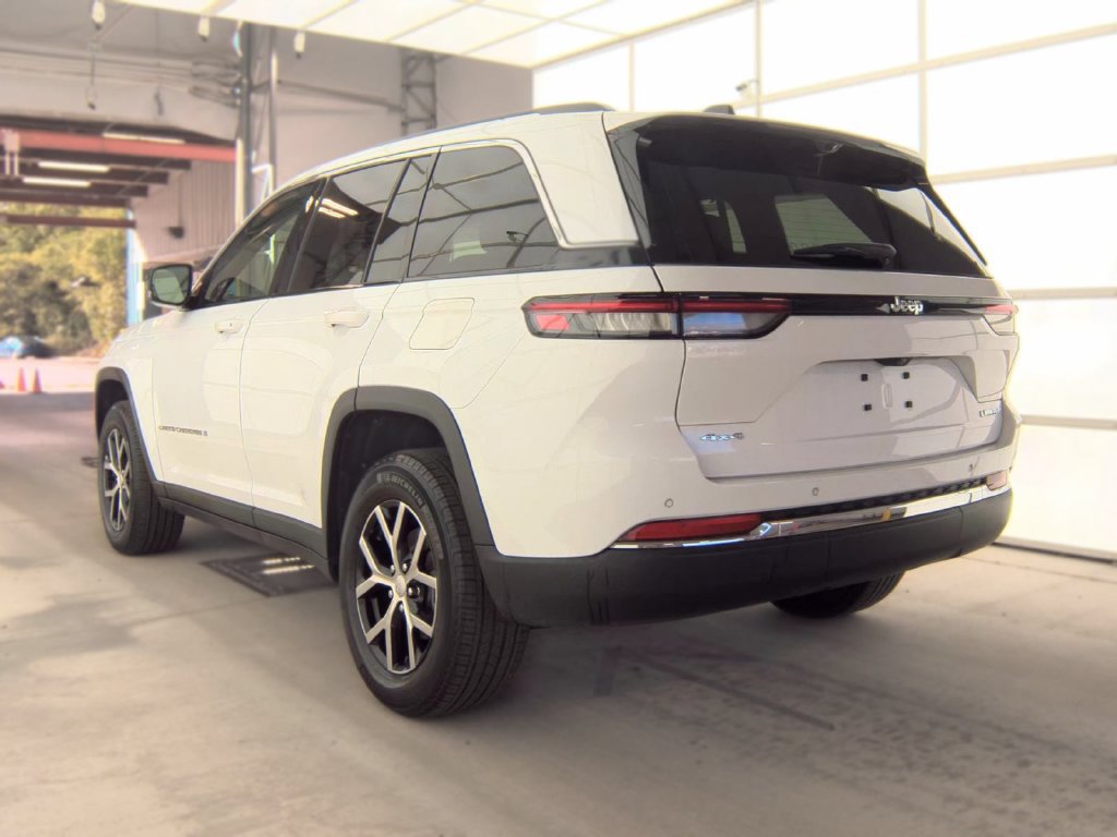Used 2023 Jeep Grand Cherokee Limited w/ Luxury Tech Group II AWD/4WD image 4