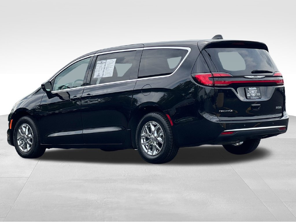 Used 2024 Chrysler Pacifica Touring-L FWD image 5