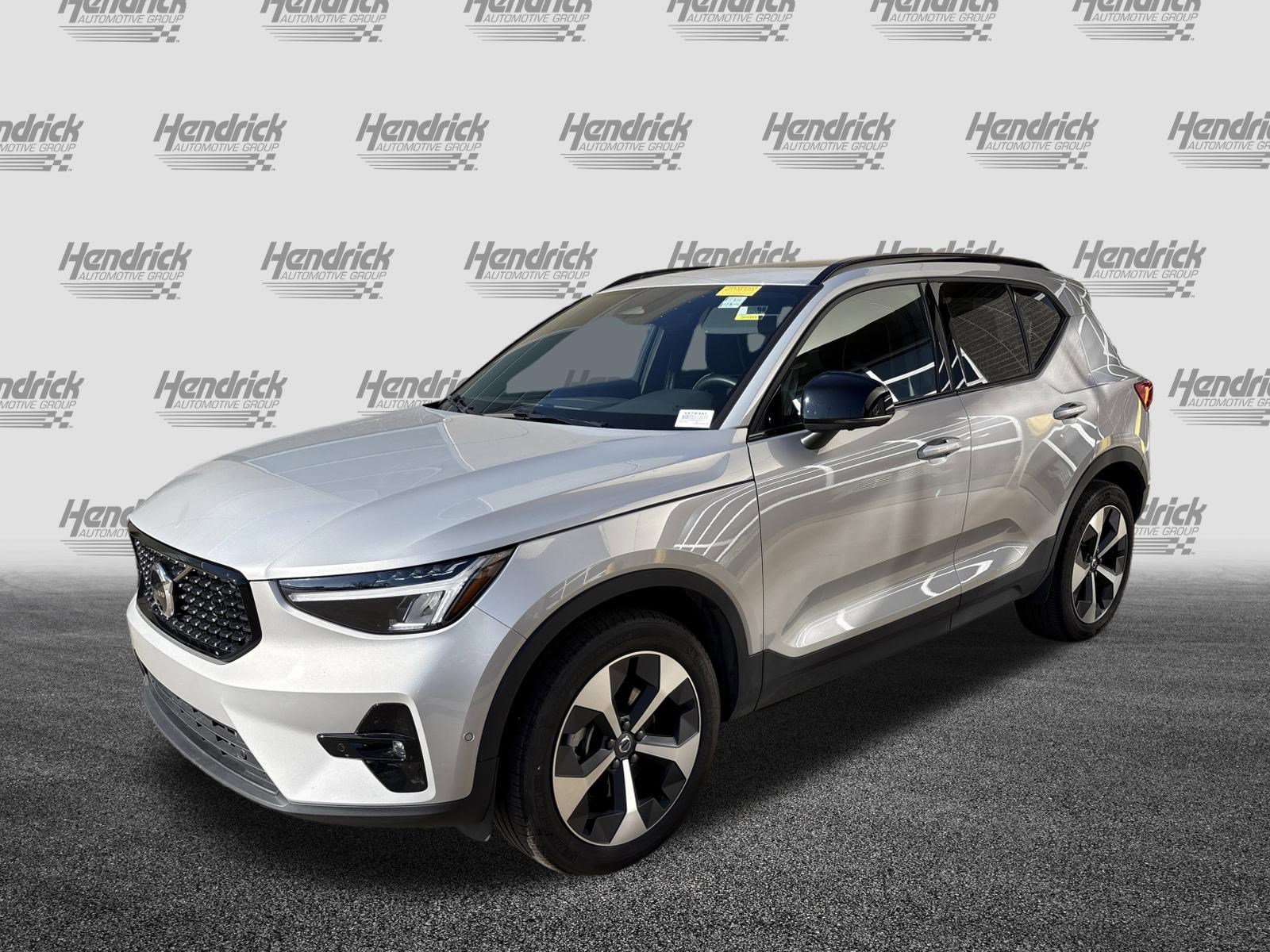 Certified 2025 Volvo XC40 B5 Plus image 5