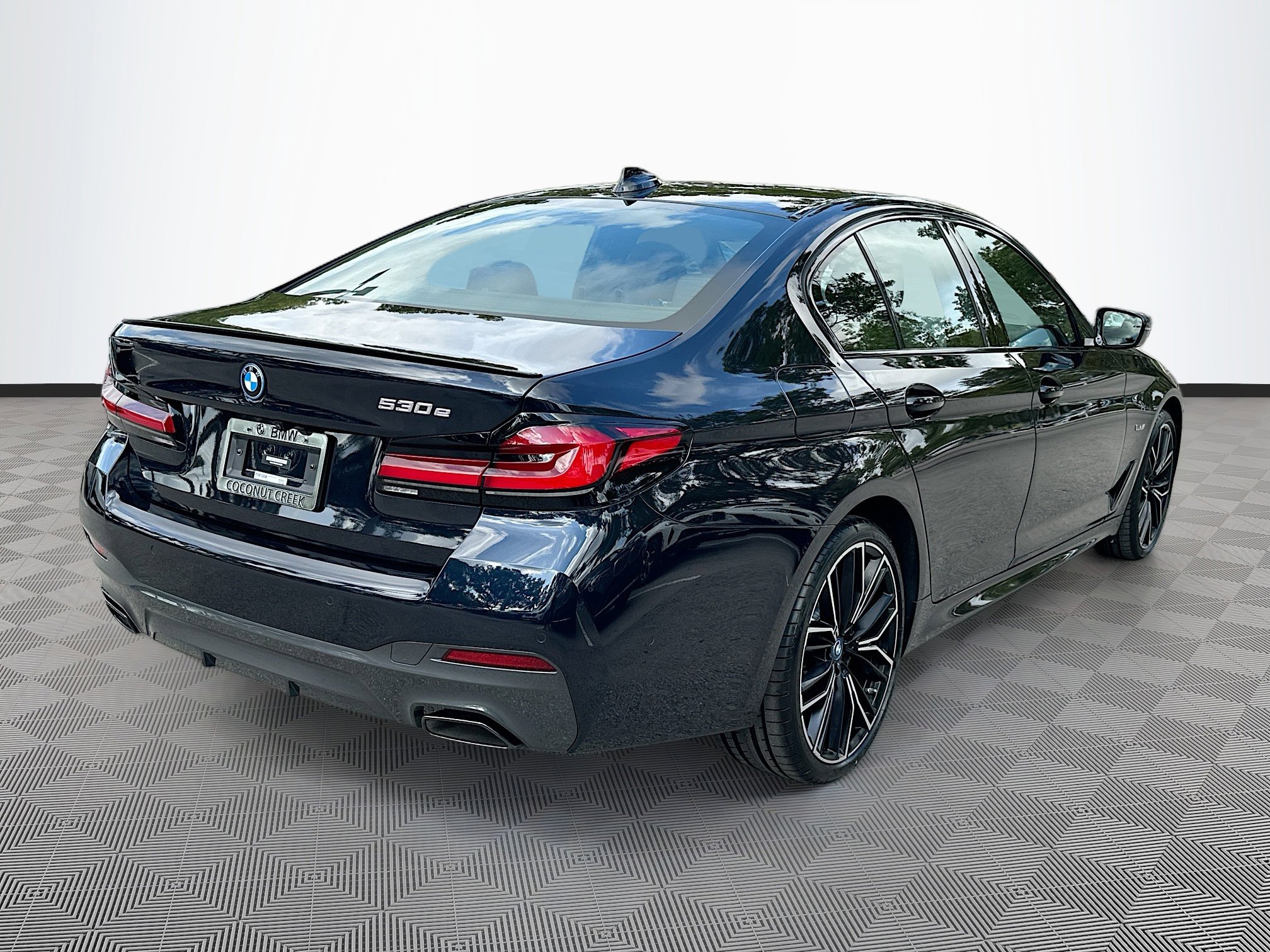 Used 2023 BMW 530e w/ M Sport Package image 7