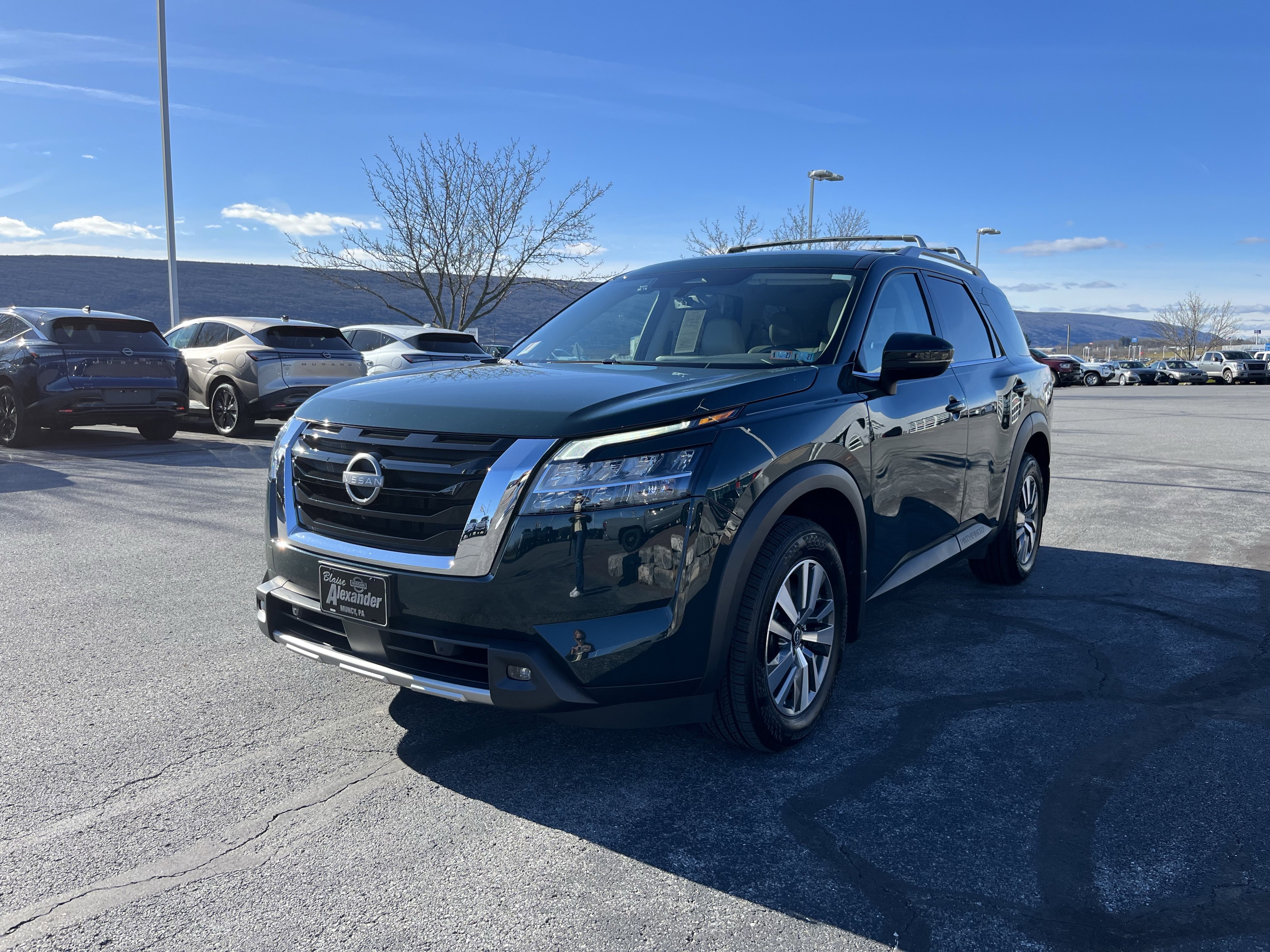 Used 2023 Nissan Pathfinder SL image 9