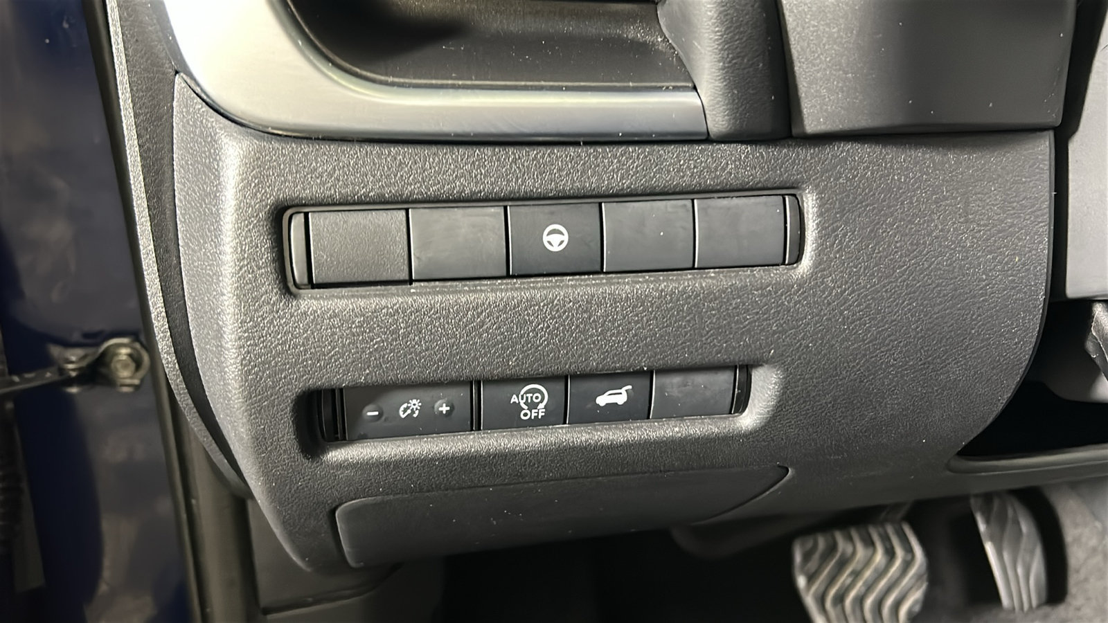 Used 2025 Nissan Rogue SV FWD image 22