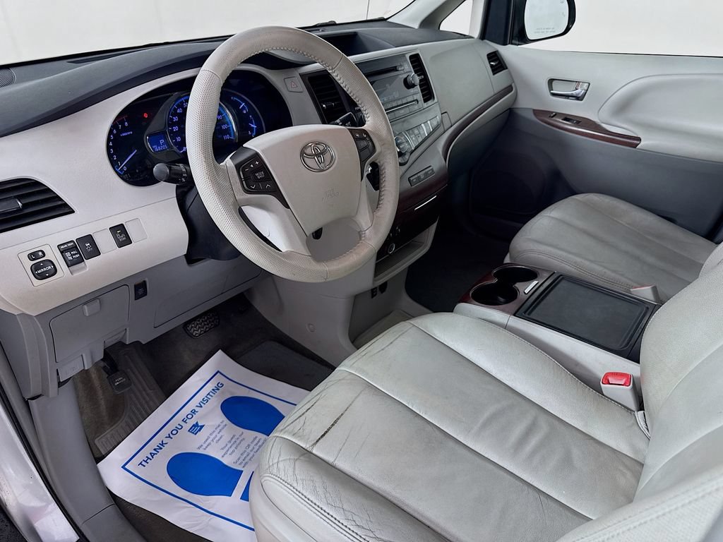Used 2013 Toyota Sienna XLE FWD image 10