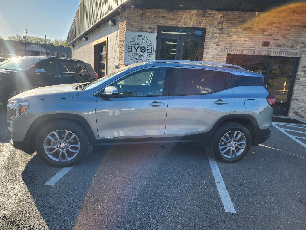 Used 2024 GMC Terrain SLT image 2