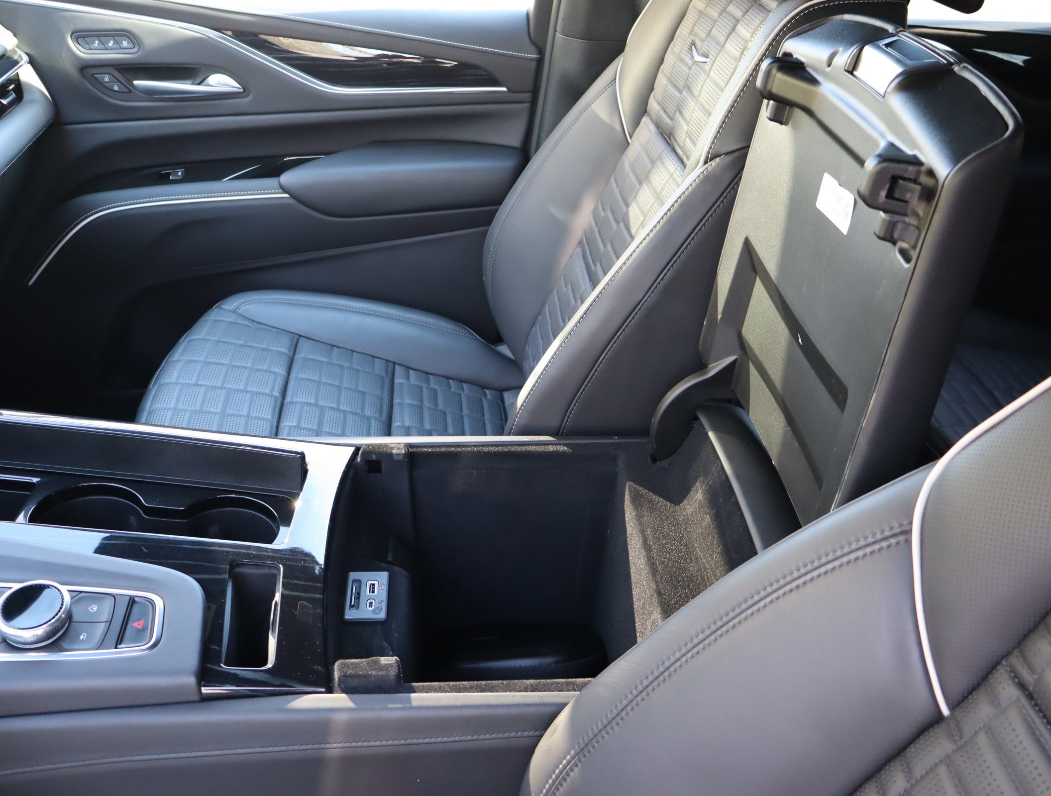 Used 2024 Cadillac Escalade V w/ LPO, ONYX Package image 32