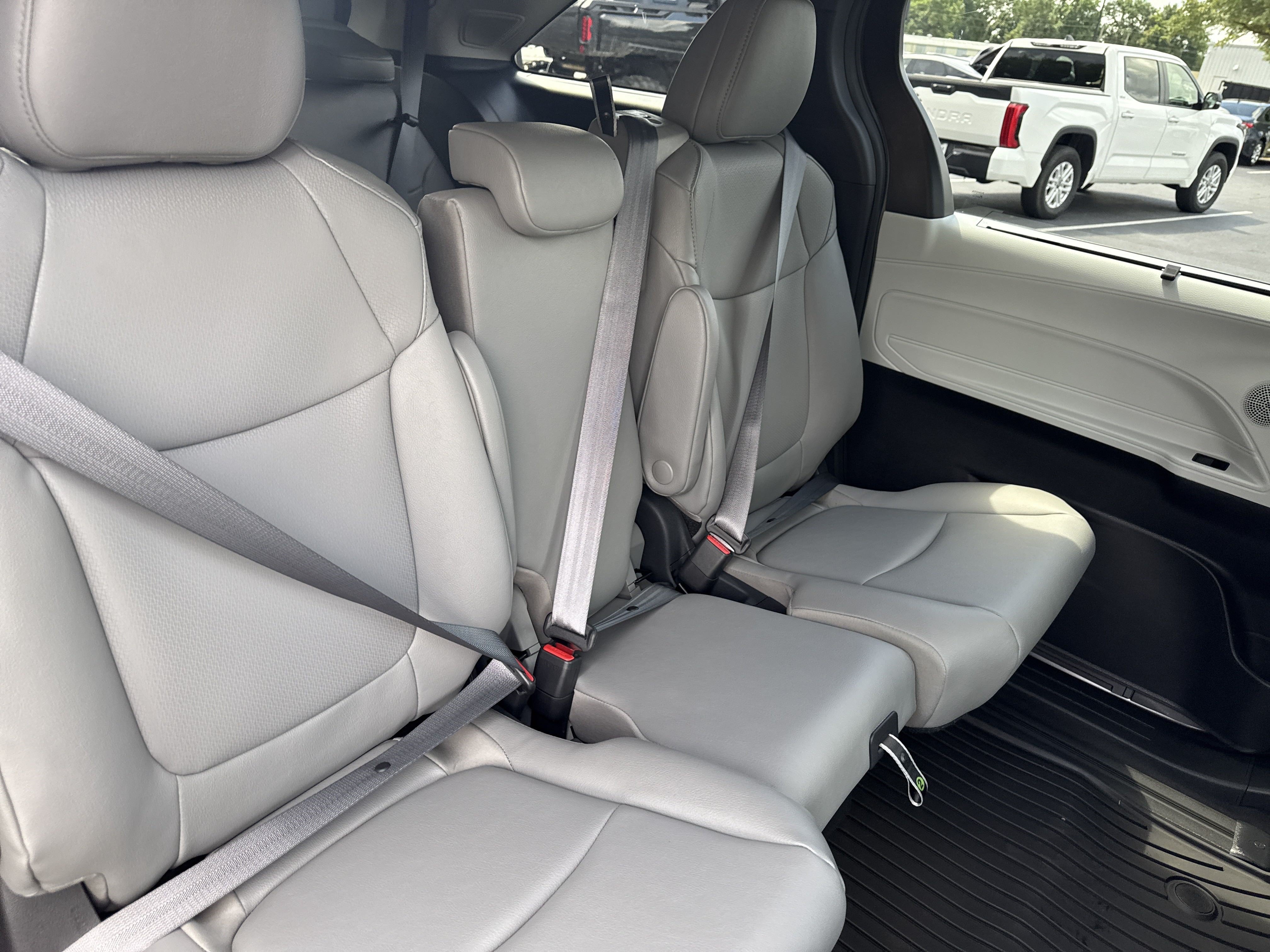 New 2025 Toyota Sienna XLE w/ XLE Plus Package FWD image 32