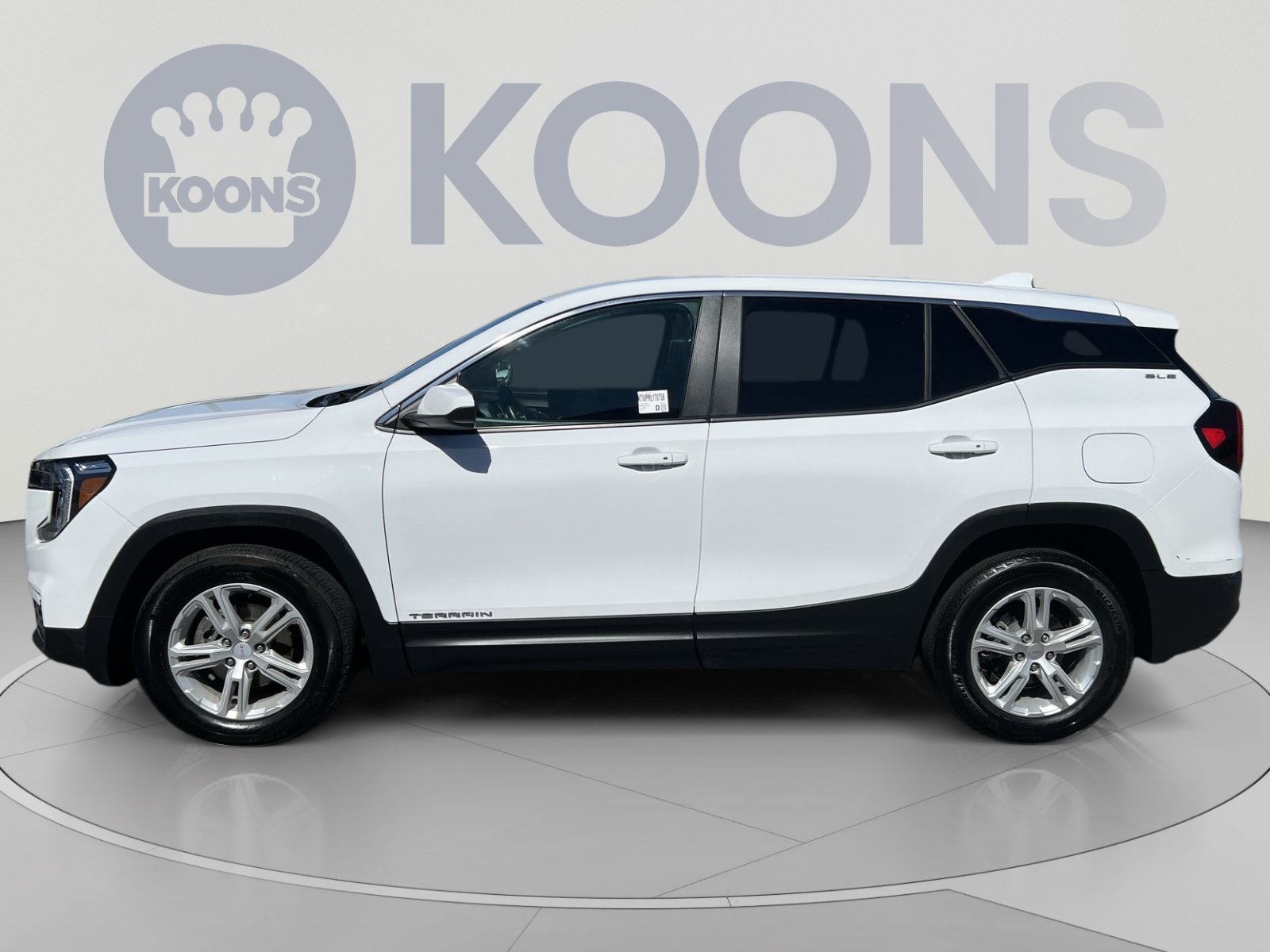 Used 2024 GMC Terrain SLE FWD image 2