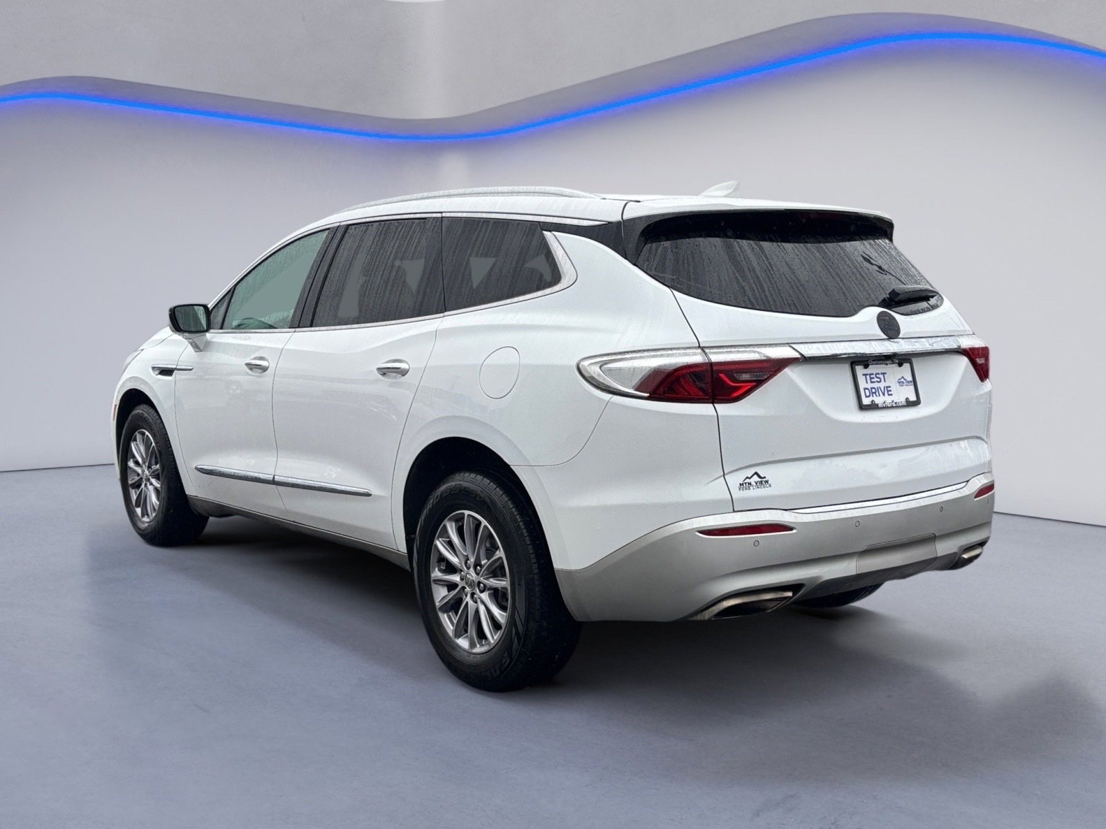 Used 2023 Buick Enclave Essence image 11